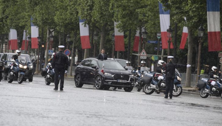 Emmanuel Macron e la DS 7 Crossback Presidenziale sugli Champs-Elysées - Foto 4 di 6