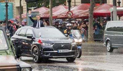 Emmanuel Macron e la DS 7 Crossback Presidenziale sugli Champs-Elysées