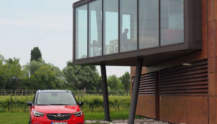 Opel Crossland X, test drive e allestimenti del crossover tedesco - Foto 3 di 38