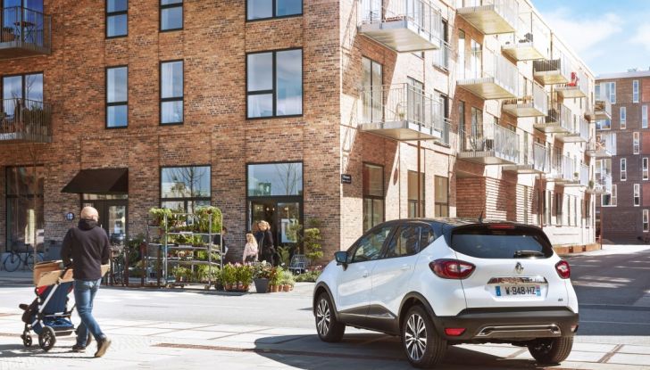 Renault Captur 2017: allestimenti più ricchi per il Crossover francese - Foto 2 di 9