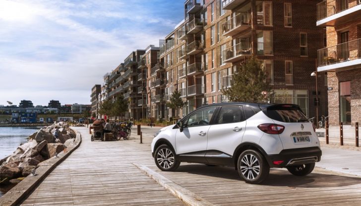 Renault Captur 2017: allestimenti più ricchi per il Crossover francese - Foto 3 di 9
