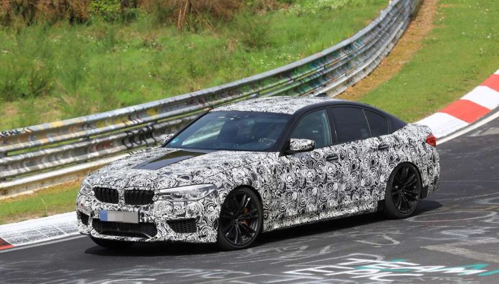 BMW M5, la berlina sportiva in azione al Nürburgring - Foto 1 di 13