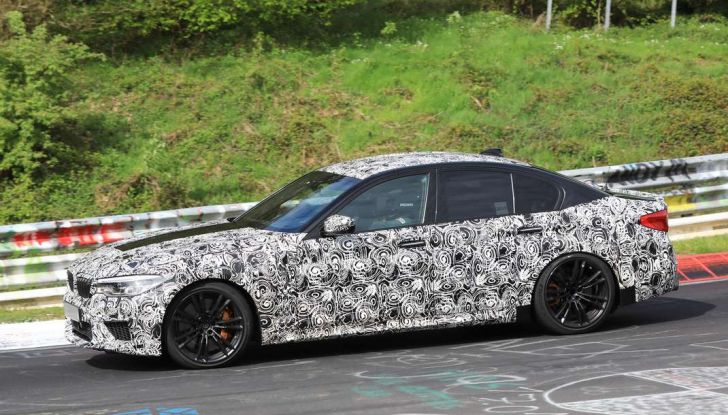 BMW M5, la berlina sportiva in azione al Nürburgring - Foto 4 di 13