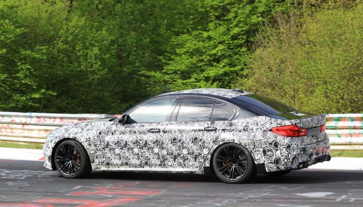 BMW M5, la berlina sportiva in azione al Nürburgring - Foto 5 di 13