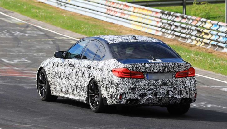 BMW M5, la berlina sportiva in azione al Nürburgring - Foto 7 di 13