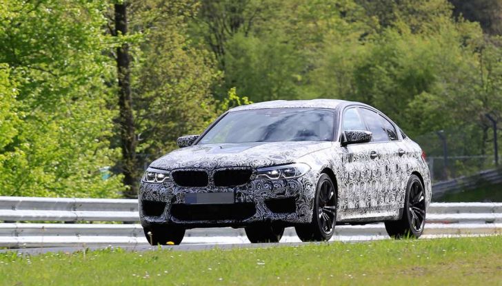 BMW M5, la berlina sportiva in azione al Nürburgring - Foto 8 di 13