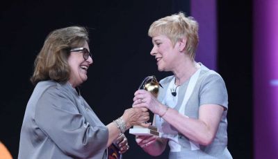 Bianca Carretto consegna a Linda Jackson il premio Mela d’Oro
