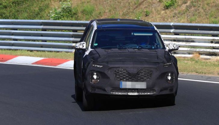 Hyundai Santa Fe 2018, foto e video spia della nuova generazione - Foto 10 di 12