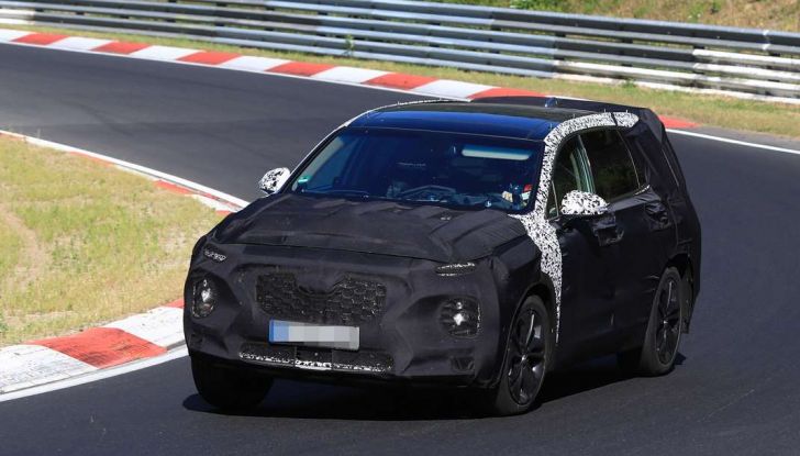 Hyundai Santa Fe 2018, foto e video spia della nuova generazione - Foto 12 di 12