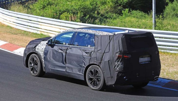 Hyundai Santa Fe 2018, foto e video spia della nuova generazione - Foto 3 di 12