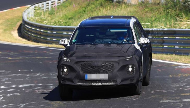 Hyundai Santa Fe 2018, foto e video spia della nuova generazione - Foto 6 di 12