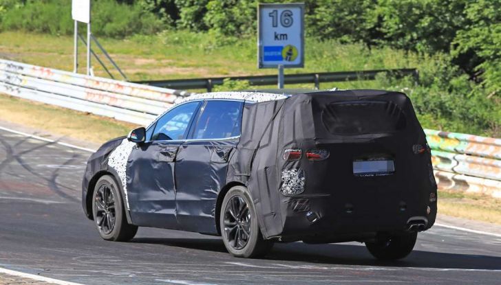Hyundai Santa Fe 2018, foto e video spia della nuova generazione - Foto 11 di 12