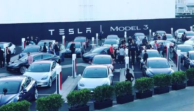 Tesla Model 3 arriva con prezzi più alti ed autonomia anche a 500 km