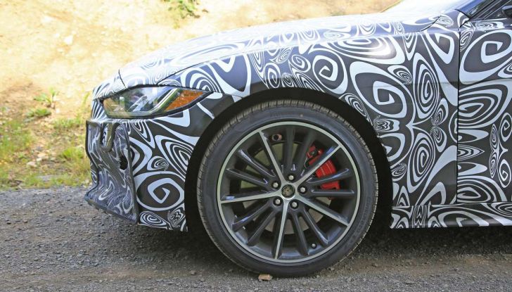 Jaguar XE SVR, primi test su strada - Foto 3 di 16