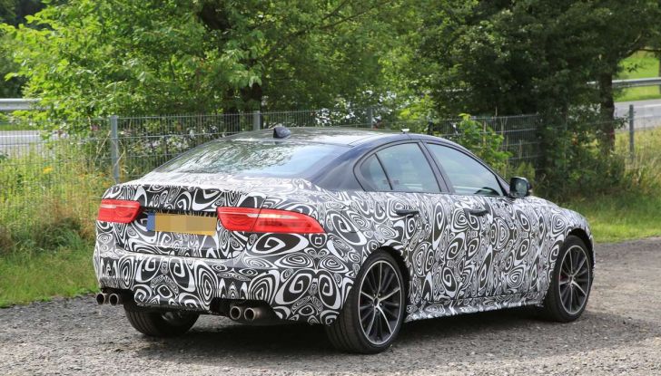 Jaguar XE SVR, primi test su strada - Foto 15 di 16