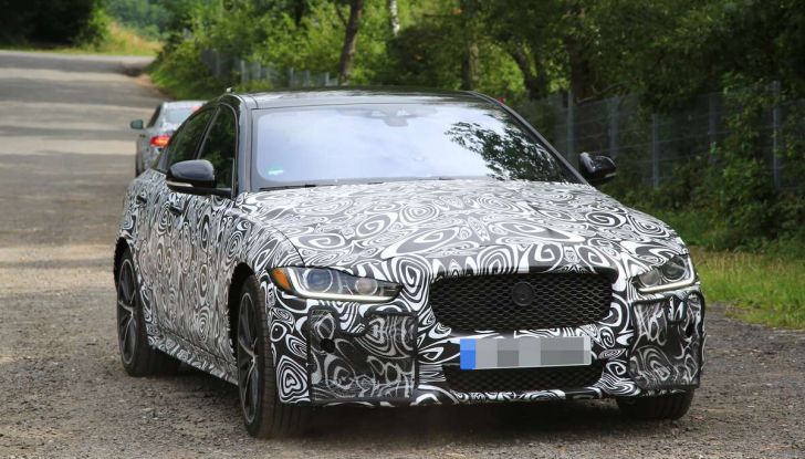 Jaguar XE SVR, primi test su strada - Foto 8 di 16