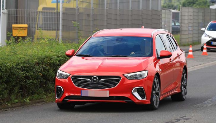 Opel Insignia GSi Sports Tourer, informazioni sulla station wagon sportiva - Foto 13 di 29