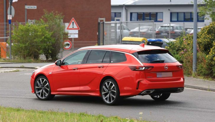 Opel Insignia GSi Sports Tourer, informazioni sulla station wagon sportiva - Foto 21 di 29