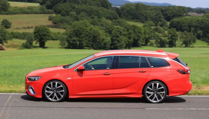 Opel Insignia GSi Sports Tourer, informazioni sulla station wagon sportiva - Foto 16 di 29