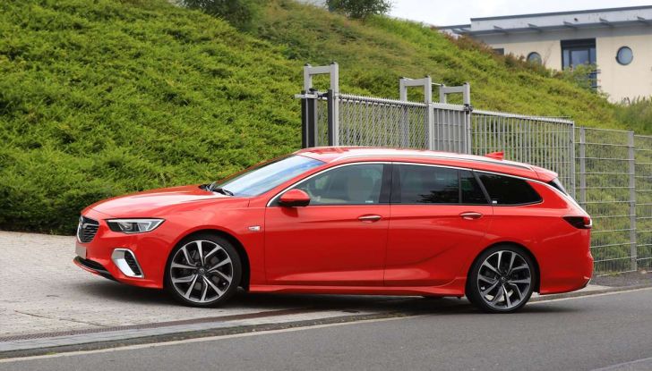 Opel Insignia GSi Sports Tourer, informazioni sulla station wagon sportiva - Foto 7 di 29