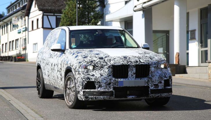 BMW X5 M foto spia del SUV in versione sportiva - Foto 2 di 17