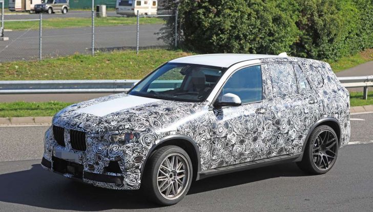 BMW X5 M foto spia del SUV in versione sportiva - Foto 10 di 17