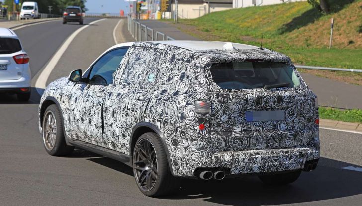 BMW X5 M foto spia del SUV in versione sportiva - Foto 11 di 17
