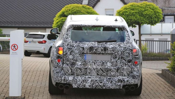 BMW X5 M foto spia del SUV in versione sportiva - Foto 15 di 17