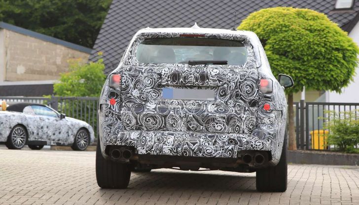 BMW X5 M foto spia del SUV in versione sportiva - Foto 16 di 17
