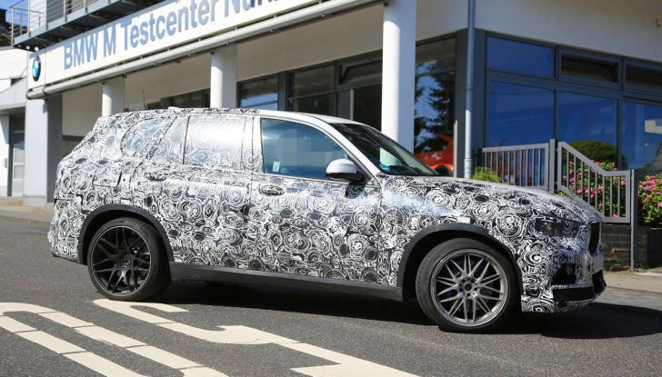 BMW X5 M foto spia del SUV in versione sportiva - Foto 4 di 17