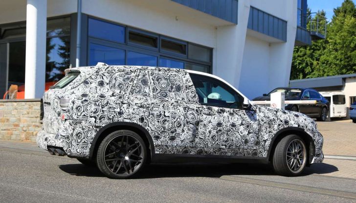 BMW X5 M foto spia del SUV in versione sportiva - Foto 6 di 17