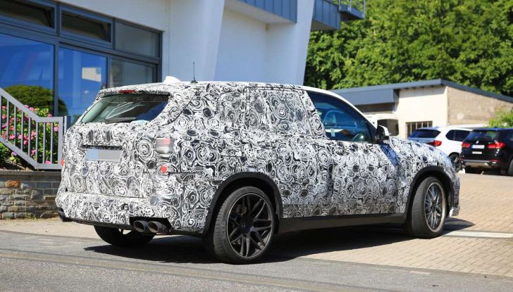BMW X5 M foto spia del SUV in versione sportiva - Foto 7 di 17