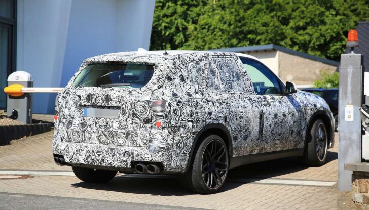 BMW X5 M foto spia del SUV in versione sportiva - Foto 8 di 17