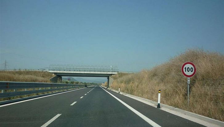 Uso scorretto della corsia di emergenza: quando si rischia la multa - Foto 3 di 5