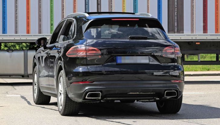Porsche Cayenne, le foto spia degli ultimi test su strada - Foto 13 di 19