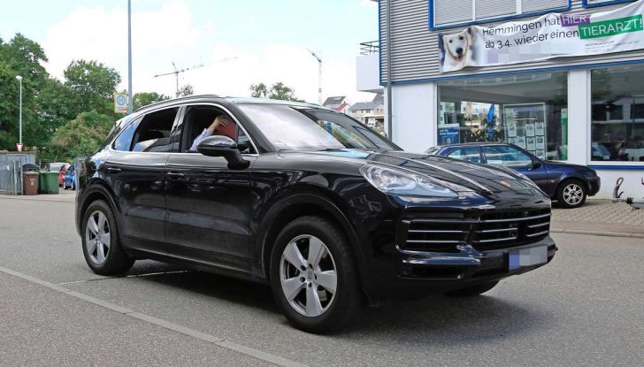 Porsche Cayenne, le foto spia degli ultimi test su strada - Foto 14 di 19