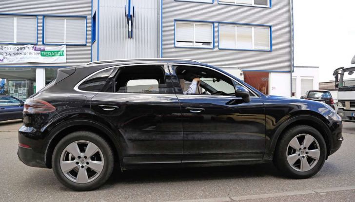 Porsche Cayenne, le foto spia degli ultimi test su strada - Foto 18 di 19