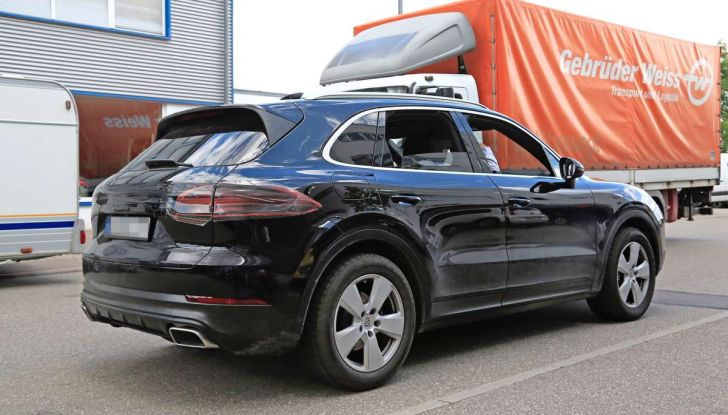 Porsche Cayenne, le foto spia degli ultimi test su strada - Foto 8 di 19