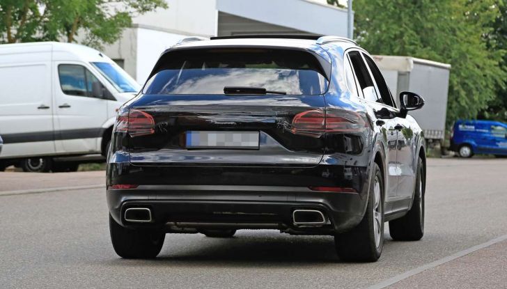 Porsche Cayenne, le foto spia degli ultimi test su strada - Foto 6 di 19
