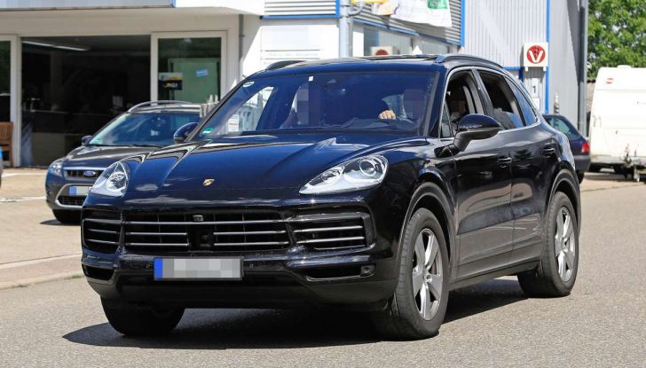Porsche Cayenne, le foto spia degli ultimi test su strada - Foto 4 di 19
