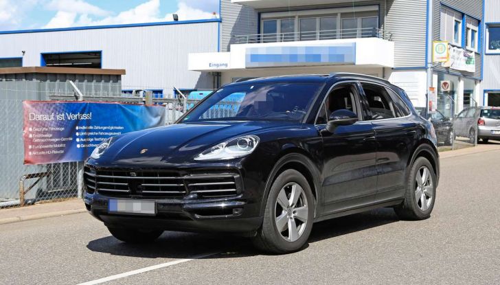 Porsche Cayenne, le foto spia degli ultimi test su strada - Foto 1 di 19