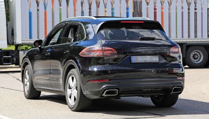 Porsche Cayenne, le foto spia degli ultimi test su strada - Foto 7 di 19