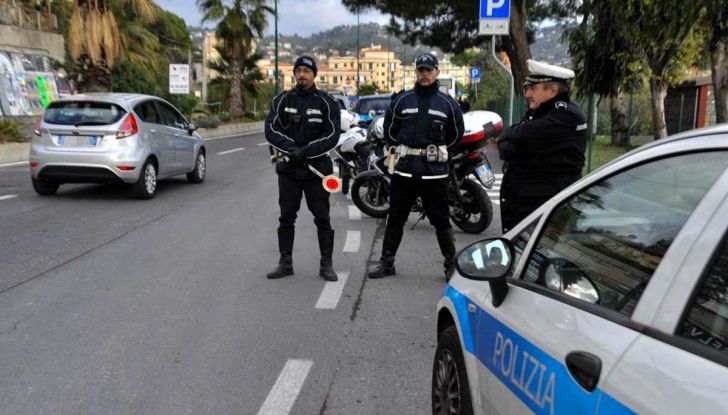 TAR: revisione della patente per la donna che frugava nella borsa - Foto 1 di 8