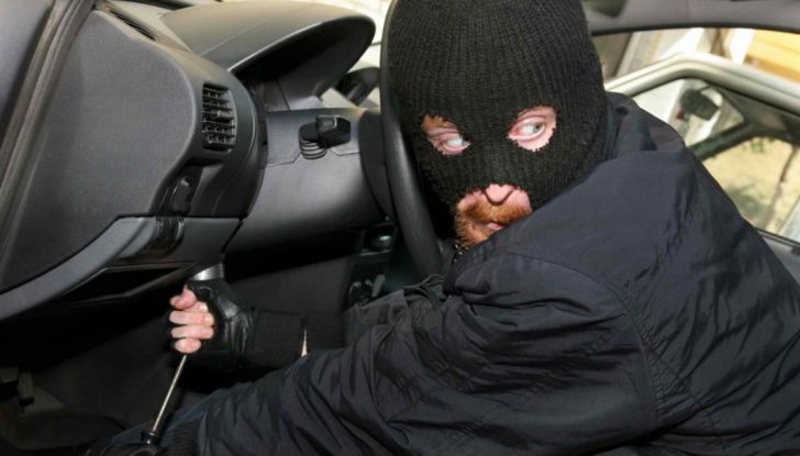 Padova, 28 euro di multa per aver lasciato l’auto aperta - Foto 5 di 11