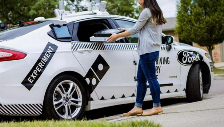 Le auto a guida autonoma ora consegnano la pizza a domicilio - Foto 2 di 5