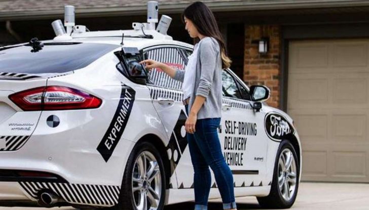 Le auto a guida autonoma ora consegnano la pizza a domicilio - Foto 4 di 5