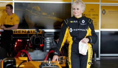 Alla guida di una monoposto Formula 1 a 79 anni: Rosemary Smith è già record!