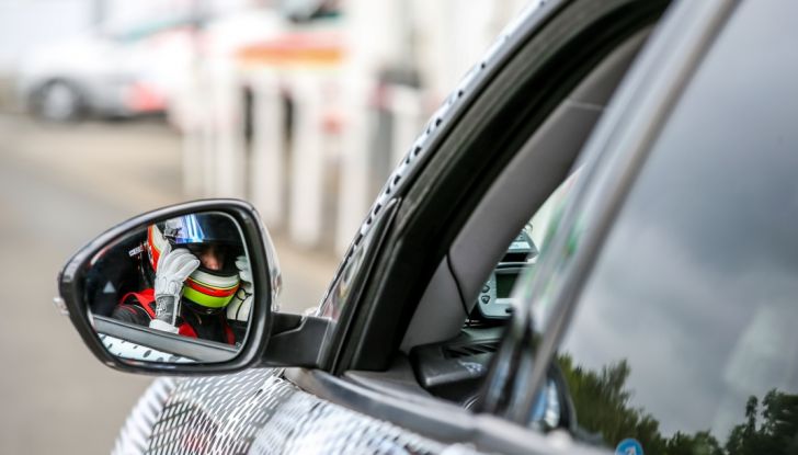 Alfa Romeo Stelvio Quadrifoglio, il SUV più veloce al mondo sul Nurburgring [Video] - Foto 11 di 14