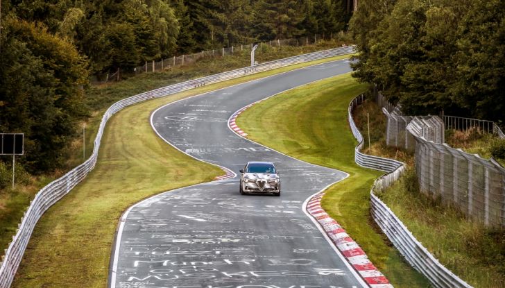 Alfa Romeo Stelvio Quadrifoglio, il SUV più veloce al mondo sul Nurburgring [Video] - Foto 3 di 14