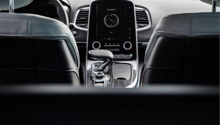 Renault Initiale Paris, la Losanga dallo stile ricercato e chic - Foto 15 di 16